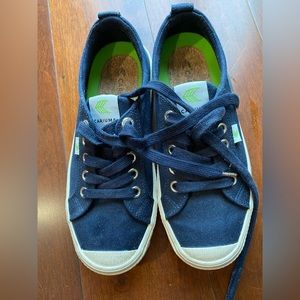 Women's Cariuma Sneakers. Size 5.5
